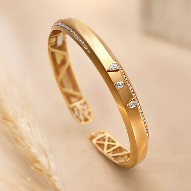 A Fragmented Wonder Bangle,,hi-res image number null